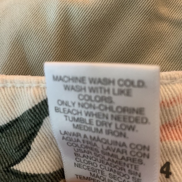 Time and Tru distressed shorts Sz 4, pink flowers - Picture 6 of 6